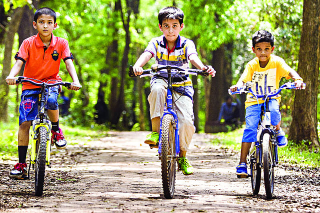 সাইকেলে দুই চাকায় গতি পেয়েছে যেন দুরন্ত শৈশব। মডেল: রাইয়ান, আয়ান ও ওয়াসিক। ছবি: নকশা
