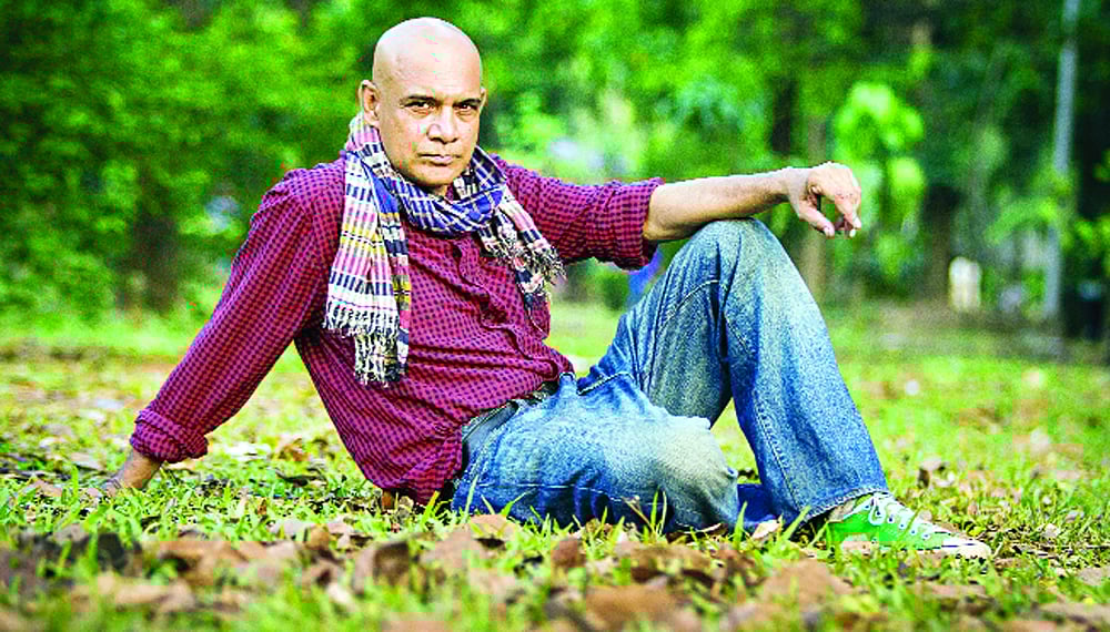 গামছা তাঁর প্রিয় সঙ্গী। ছবি: সৈকত ভদ্র