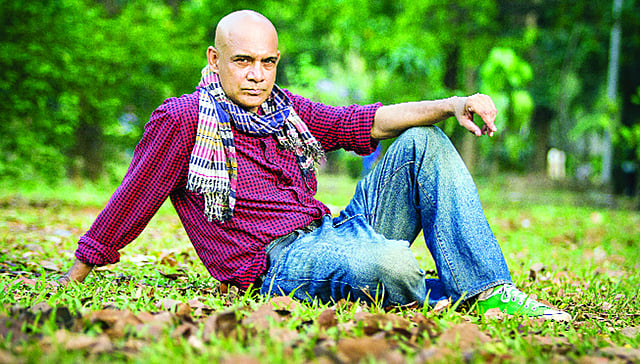 গামছা তাঁর প্রিয় সঙ্গী। ছবি: সৈকত ভদ্র