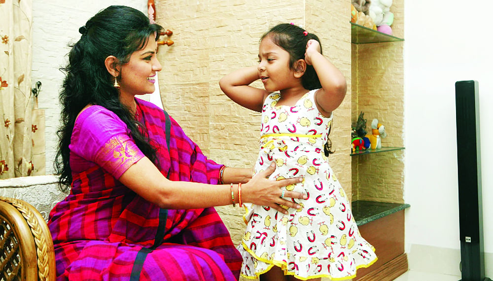 যত বেশি পারা যায় শিশুর সঙ্গে মিশতে হবে, কথা বলতে হবে।  মডেল: তুষ্টি ও অহনা। ছবি: অধুনা