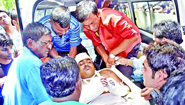 নৃশংসতার শিকার রাজশাহী বিশ্ববিদ্যালয় ছাত্রলীগের ছাত্রবৃত্তি বিষয়ক সম্পাদক টগর মো. সালেহকেও গতকাল রাজশাহী মেডিকেল কলেজ হাসপাতাল থেকে অ্যাম্বুলেন্সে করে ঢাকায় আনা হয় ।  প্রথম আলো