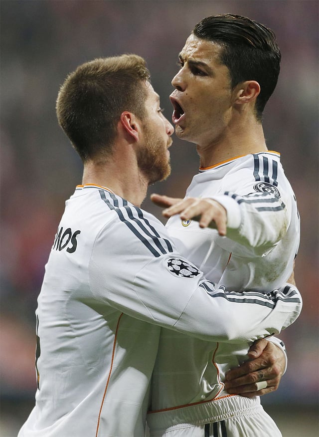 রিয়ালের জোড়া গোলের জুটি—রামোসের আলিঙ্গনে রোনালদো । এএফপি