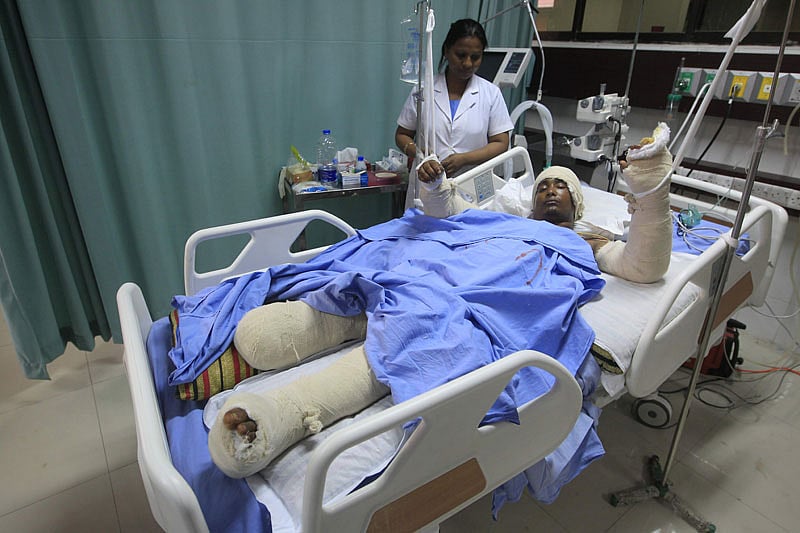 হাসপাতালে রাজশাহী বিশ্ববিদ্যালয়ের ছাত্রলীগ নেতা আবদুল্লাহ আল মাসুদ। ছবি: সাজিদ হোসেন