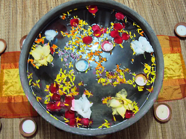 মাটির পাত্রে স্বচ্ছ টলটলে পানি রেখে দিয়ে ঘর ঠান্ডা করার পদ্ধতি অনেক পুরোনো হলেও এখন তা আবার ফিরে এসেছে নগর জীবনেও। আর তাতে ছোট ছোট ফুল ও ফুলের পাপড়ি ছেড়ে দিতে পারেন।