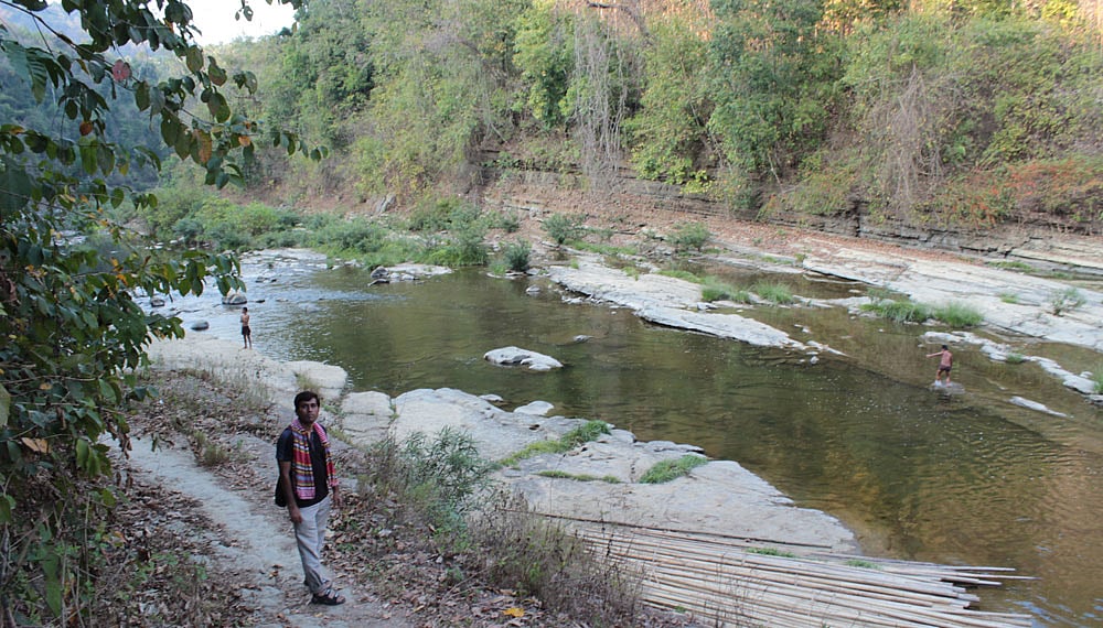 রেমাক্রি থেকে নাফাখুমের দিকে যেতে হয় এমন ঝিরি পথ ধরেই। কোথাও কোথাও এই পথ বেশ সরু, কোথাও পানিতে পা ডুবিয়েই চলতে হয়, কোথাও আবার পাড় ধরে ধরে চলা। ছবি: তরিকুল ইসলাম জেবিন