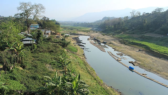 থানচি নৌকাঘাট। এখান থেকে দক্ষিণ দিকের পাহাড়ি জনপদে যোগাযোগের একমাত্র মাধ্যম শঙ্খ নদীর পাড়ে এই থানচি বাজার। ছবি: তরিকুল ইসলাম জেবিন