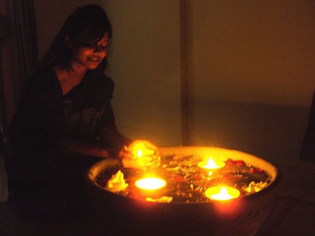 ঘরোয়া নানান আড্ডায়-অনুষ্ঠানে জ্বালিয়ে দিন মাটির কয়েকটা ছোট্ট প্রদীপ। এ ছাড়া ব্যবহার করতে পারেন মাটির মোমদানিও।