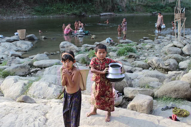 বাঘের মুখ এলাকায় শঙ্খ নদীতে আদিবাসী নারী ও শিশু। রান্না, গোসলসহ সব কাজে তো বটেই, এই নদীর পানিই পান করে স্থানীয়রা। ছবি: তরিকুল ইসলাম জেবিন