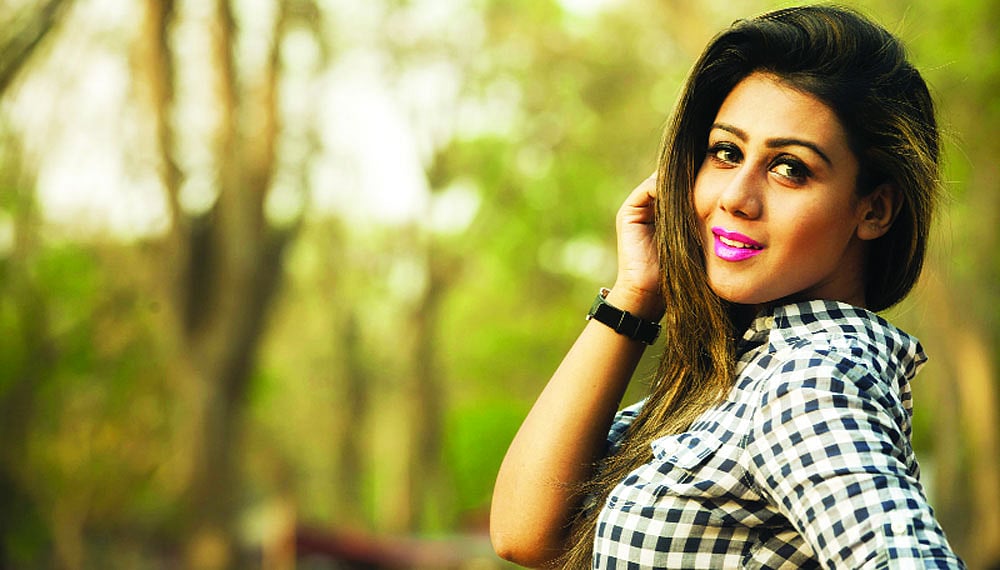 রং করানো মানেই চুল নষ্ট হবে তা নয়, চুলের জন্য চাই বাড়তি যত্ন। মডেল: হূদি