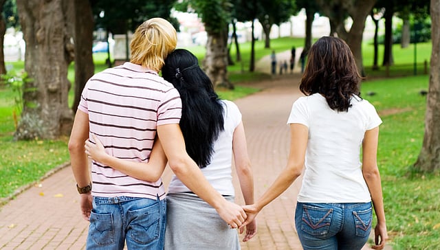 সঙ্গীর সঙ্গে প্রতারণাকারী ৭৩ ভাগ নারী জানিয়েছেন, বাবার সঙ্গে তাঁদের মা প্রতারণা করেছেন। আর ৫৪ ভাগ প্রতারক পুরুষ জানিয়েছেন, মায়ের প্রতি তাঁদের বাবা বিশ্বস্ত ছিলেন না। ছবিটি প্রতীকী।