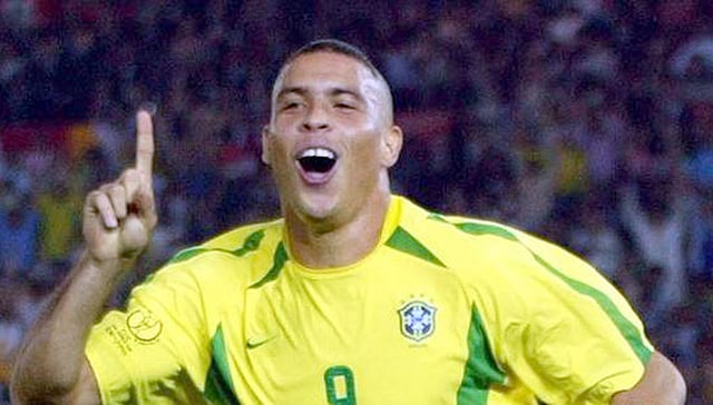 ২০০২ সালে ব্রাজিল দলের মতোই রোনালদো ছিলেন অসাধারণ। ওই আসরে তিনি ছিলেন ৮ গোলের মালিক। আটানব্বইয়ে তাঁর গোল ছিল ৪টি। ২০০৬ বিশ্বকাপে তাঁর পা থেকে আসে আরও ৩ গোল। মোট ১৫টি বিশ্বকাপ গোল ইতিহাসে অমর করেই রাখবে এই ব্রাজিলীয় তারকাকে ছবি: ফাইল ছবি