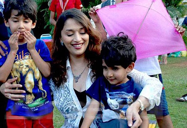 দুই ছেলের সঙ্গে মাধুরী দীক্ষিত