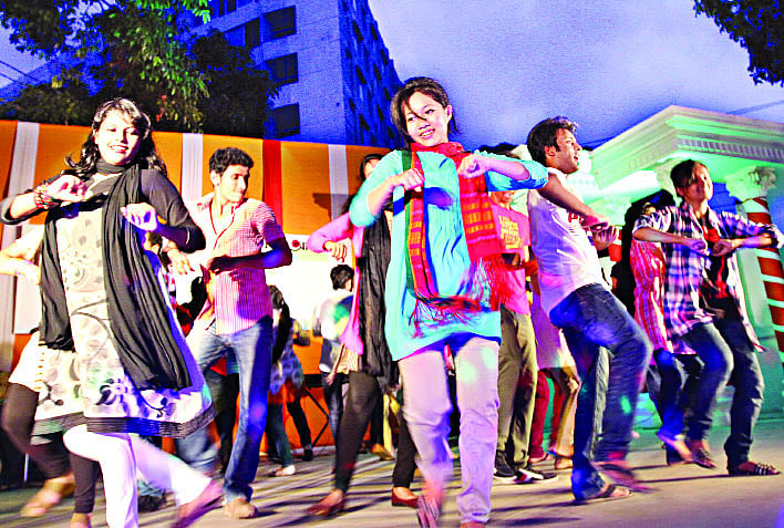 কোয়ালিটি-আলোকিত বিশ্বকাপ কুইজের পুরস্কার বিতরণী অনুষ্ঠানে চট্টগ্রাম বিশ্ববিদ্যালয়ের শিক্ষার্থীদের মঞ্চ মাতানো ফ্ল্যাশ মব, সৌরভ দাশ