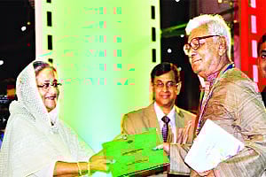 প্রধানমন্ত্রীর কাছ থেকে আজীবন সম্মাননা গ্রহণ করছেন অভিনেতা খলিল উল্লাহ খান । পিআইডি