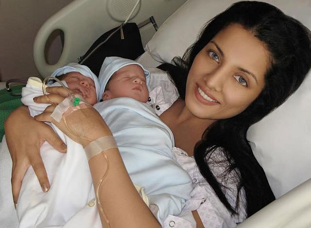 সেলিনা জেটলির কোলে তাঁর যমজ সন্তান ভিরাজ ও উইনস্টন