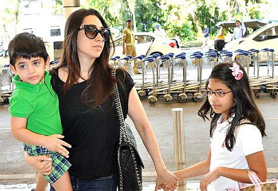 ছেলে কিয়ান রাজ কাপুর ও মেয়ে সামায়রার সঙ্গে কারিশমা কাপুর