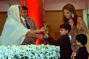 প্রয়াত কথাসাহিত্যিক হুমায়ূন আহমেদের পক্ষে তাঁর দুই পুত্র প্রধানমন্ত্রীর কাছ থেকে পুরস্কার গ্রহণ করছে। ২০১২ সালে শ্রেষ্ঠ পরিচালকের পুরস্কার পেয়েছেন হুমায়ূন আহমেদ। বঙ্গবন্ধু আন্তর্জাতিক সম্মেলন কেন্দ্র থেকে গতকাল তোলা ছবি । বাসস