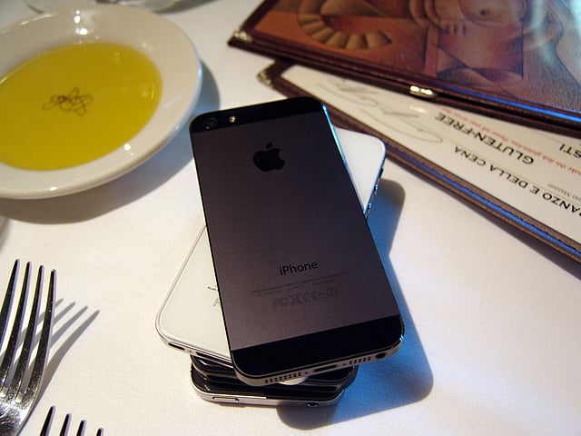 খাবার টেবিলে ভুল করে ফোন রেখে আসেন অনেকেই