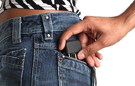 সামান্য অসতর্কতায় পকেটমার আপনার পকেট থেকে মোবাইল সরিয়ে ফেলতে পারে