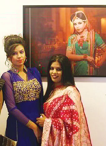 নভীন’স-এর ব্যবস্থাপনা পরিচালক আমিনা হকের সঙ্গে একজন মডেল