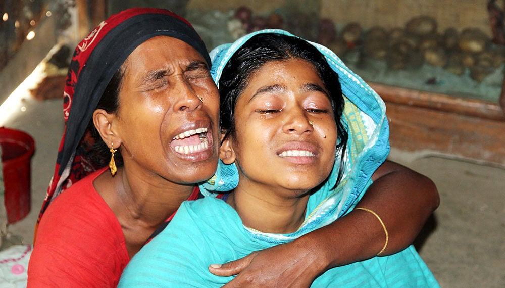 শাহ আলমের মৃত্যুর খবরে কান্নায় ভেঙে পড়েন তাঁর মা ও স্ত্রী। ছবি: এম সাদেক