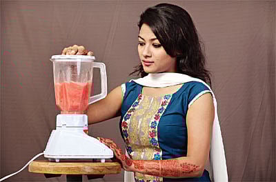 গরমের দিনে ব্লেন্ডারে বা জুসারে বানাতে পারবেন ফলের রস৷ মডেল: আইরিন ৷ ছবি: অধুনা