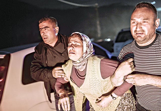 তুরস্কের মানিসা প্রদেশে কয়লা খনিতে স্বজনের মৃত্যুর খবর শুনে কান্নায় ভেঙে পড়েন এই নারী l এএফপি