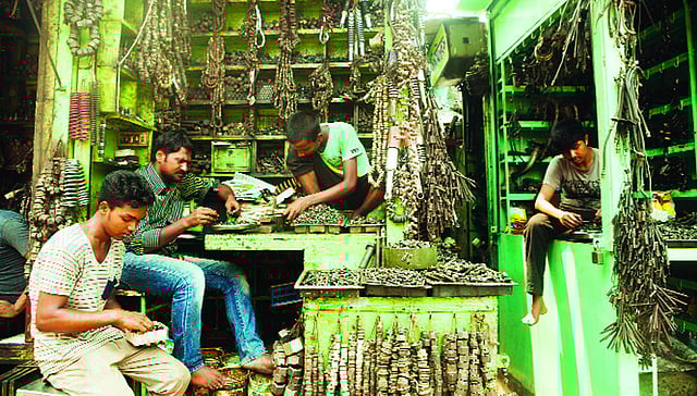 মোটরসাইকেলের নাট-বল্টুর ভিড়ে যান্ত্রিক জীবন । ছবি: কবির হোসেন