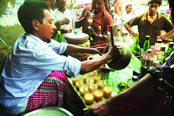 ৪০ বছরের পুরোনো লোটায় তৈরি হচ্ছে ঝরনা রানীর শরবত