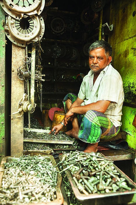 বল্টুতে তেল মাখছেন মনির হোসেন