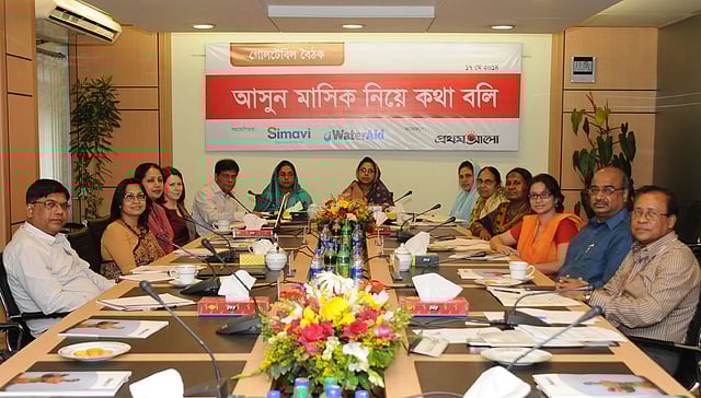 বেসরকারি সংগঠন ওয়াটার এইড বাংলাদেশের সহায়তায় গতকাল কারওয়ান বাজারে প্রথম আলো কার্যালয়ে আয়োজিত ‘আসুন মাসিক নিয়ে কথা বলি’ শীর্ষক গোলটেবিল বৈঠকে বক্তারা l ছবি: প্রথম আলো