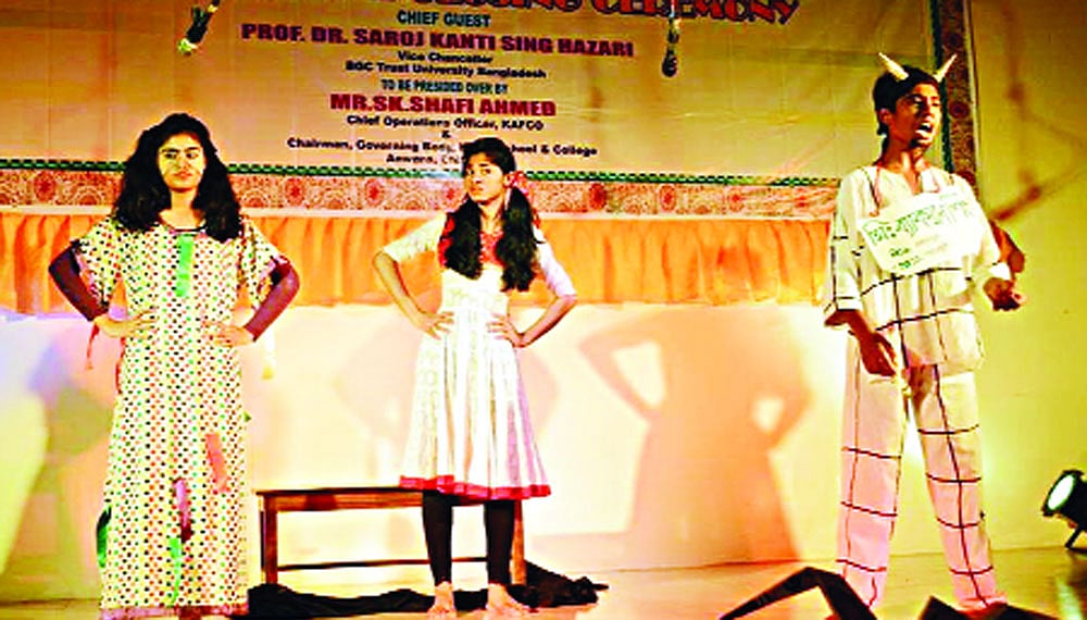 হযবরল নাটকের একটি দৃশ্য ষ প্রথম আলো