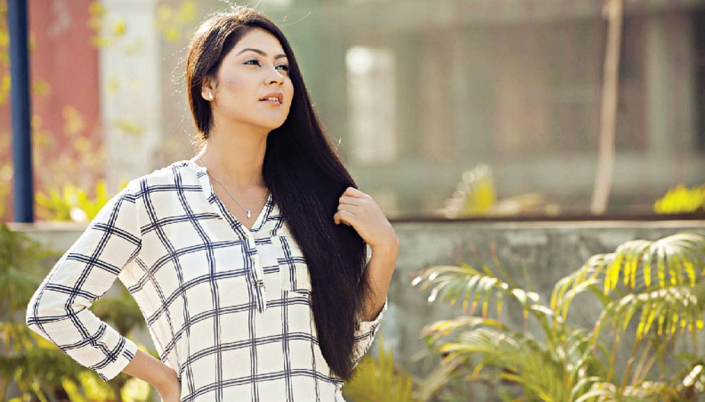 চুলের যত্নে নানা রকম তেলের ভিন্ন ভিন্ন উপকারিতা রয়েছে৷ মডেল: শায়না