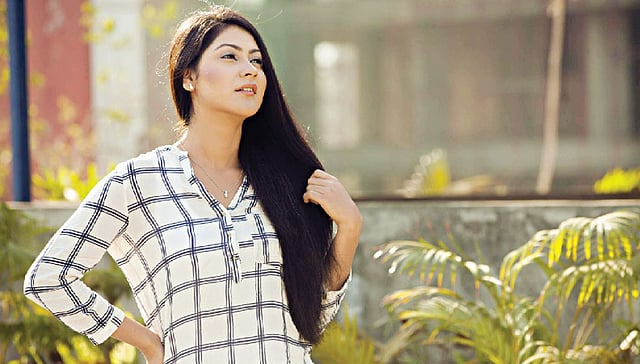 চুলের যত্নে নানা রকম তেলের ভিন্ন ভিন্ন উপকারিতা রয়েছে৷ মডেল: শায়না