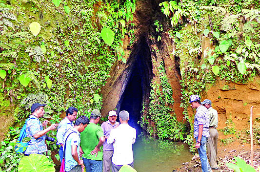 টেকনাফের ঐতিহাসিক কুদুম গুহার মুখে দর্শনার্থীরা  প্রথম আলো