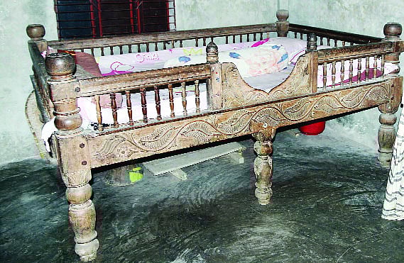 খাঁ বাড়িতে এখনো আছে নজরুলের ব্যবহূত এই পালঙ্ক