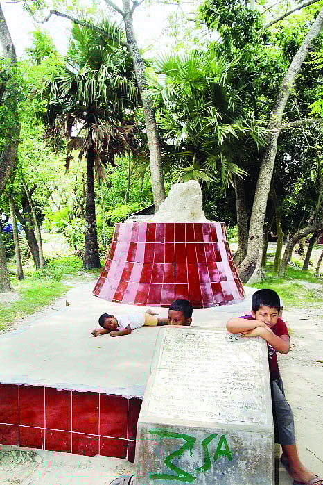 এখানেই ছিল একটি আমগাছ, যার নিচে বসে নজরুল বাঁশি বাজাতেন, লিখতেন কবিতা । ছবি: এম সাদেক