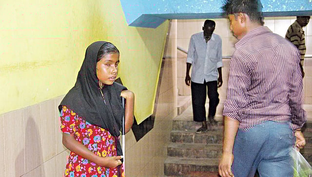 কারওয়ানবাজারের আন্ডারপাসে বহুদিন ধরে ভিক্ষা করছে আশা নামের দৃষ্টিহীন এই শিশু l ছবি: সাবিনা ইয়াসমিন