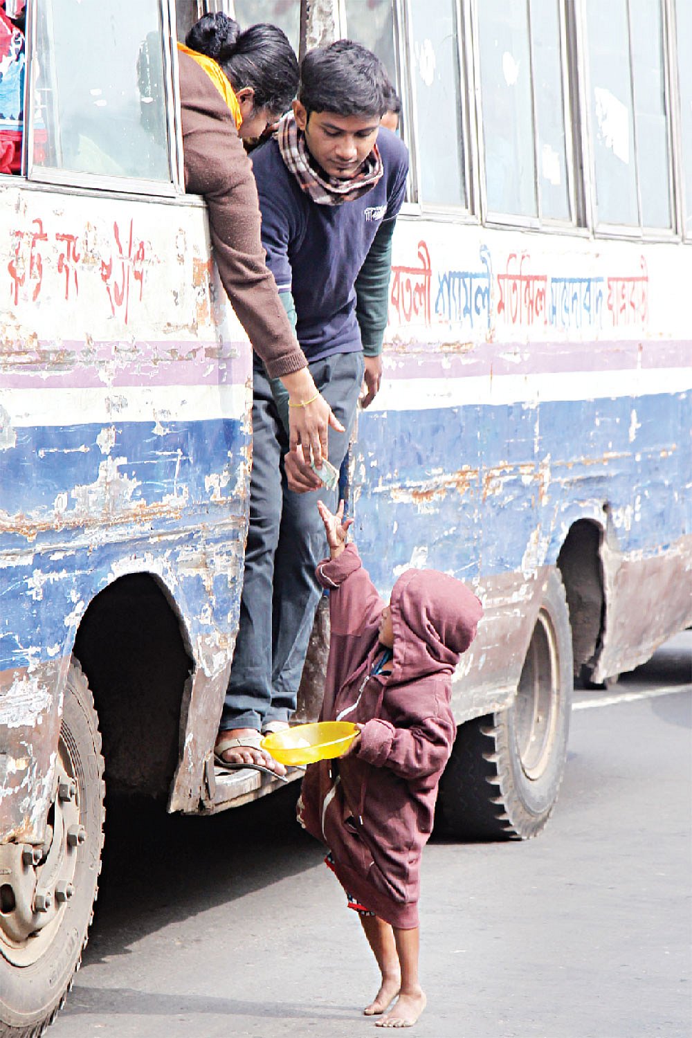 আলোকচিত্রী সাহাদাত পারভেজ বেশ কিছুদিন আগে ছবিটি তুলেছিলেন৷ শিশুটি হয়তো এখনও ভিক্ষা করে যাচ্ছে