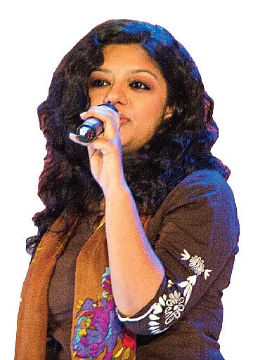 গান পরিবেশন করেন এলিটা