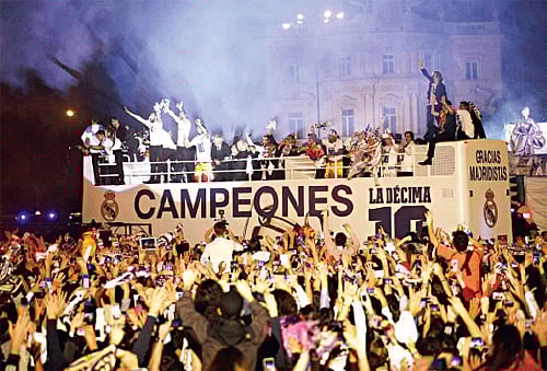 ছাদখোলা বাসে চড়ে মাদ্রিদের সিবেলিস স্কয়ারে এলেন রিয়াল মাদ্রিদের বিজয়ী বীরেরা । সাদা বাসের গায়ে চ্যাম্পিয়ন লেখাটা না থাকলেও অবশ্য সমস্যা ছিল না। জলজ্যান্ত প্রমাণ হিসেবে হাতে তো ট্রফিটাই ছিল। পরশু চ্যাম্পিয়নস লিগ জিতে লিসবন থেকে ফেরার পর l এএফপি