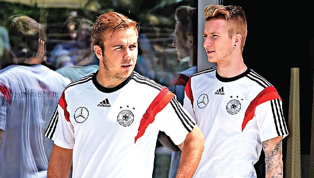 ইতালির পাসিরিয়ায় চলছে জার্মানির বিশ্বকাপ প্রস্তুতি শিবির। কাল সেখানেই দলের দুই তরুণ তুর্কি মার্কো রয়েস (ডানে) ও মারিও গোটশে l এএফপি