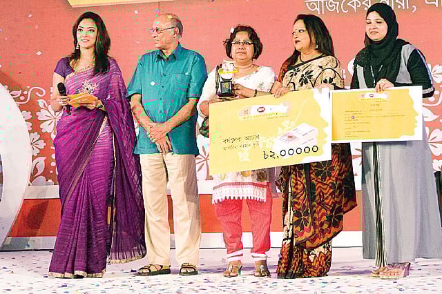 পুরস্কার নিচ্ছেন বিজয়ী আফরিনা রহমান