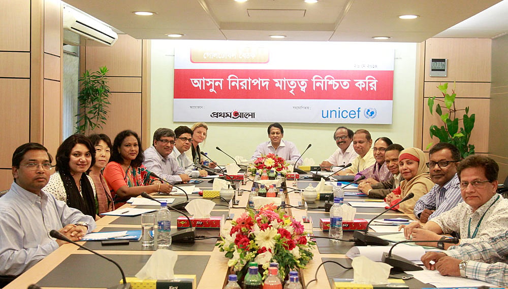 কারওয়ান বাজারে গতকাল প্রথম আলো কার্যালয়ে ‘আসুন নিরাপদ মাতৃত্ব নিশ্চিত করি’ শীর্ষক গোলটেবিল বৈঠকে আলোচকেরা l ছবি: প্রথম আলো