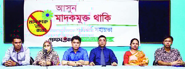 মাদক পরামর্শ সহায়তা দিচ্ছেন (বাঁ থেকে) হাসিবুর রহমান, ওয়াসিমা রহমান, অভ্র দাশ ভৌমিক, মোহিত কামাল, ফারজানা রাবিন ও ইকবাল মাসুদ