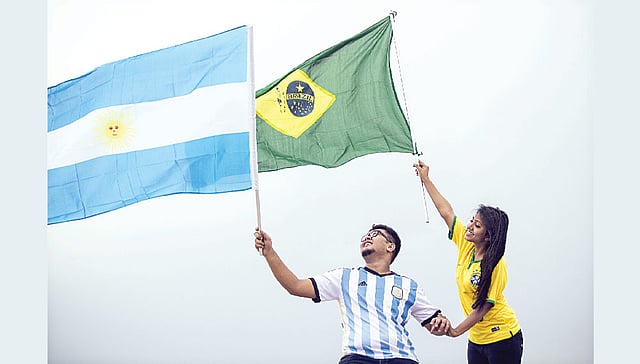 রাশাদ–নাবিলা ভাইবোন৷ অনেক কিছুতে মিল থাকলেও ফুটবলে দুজন দুদলের৷ ছবি: সৈকত ভদ্র