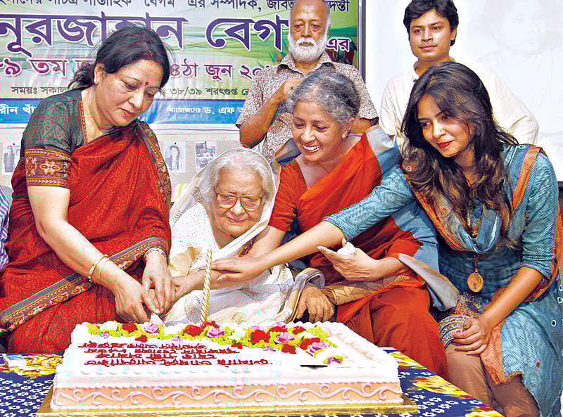বেগম–এর সম্পাদক নূরজাহান বেগমের (মাঝে) ৮৯তম জন্মদিন ছিল গতকাল৷ এ উপলক্ষে পুরান ঢাকার নারিন্দার শরৎ গুপ্ত রোডের বাসায় বড় মেয়ে ফ্লোরা নাসরিন (বাঁয়ে) ও ছোট মেয়ে রিনা ইয়াসমিনসহ (ডান থেকে দ্বিতীয়) স্বজনদের নিয়ে কেক কাটেন তিনি l ছবি: প্রথম আলো