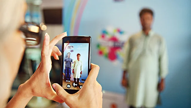 পাশে দাঁড়িয়ে ছবি