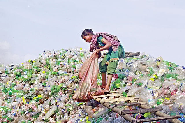 পথশিশুরাই প্লাস্টিকের বোতল সংগ্রহ ও বাছাইয়ের কাজ করে থাকে৷ রাজধানীর হাজারীবাগের বেড়িবাঁধ এলাকা থেকে সম্প্রতি ছবিটি তোলা হয় l প্রথম আলো