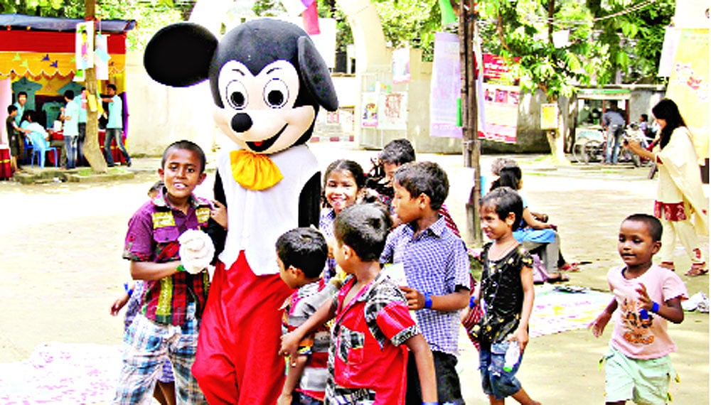 শিল্পকলা একাডেমীতে আনন্দে মেতে ওঠে ছিন্নমূল শিশুরা । প্রথম আলো